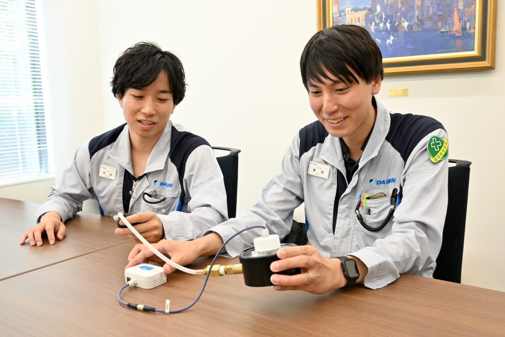 ダイキン工業 化学事業部の村田様と青谷様。IoTセンサ導入によるプラント業務効率化について語るインタビュー風景。