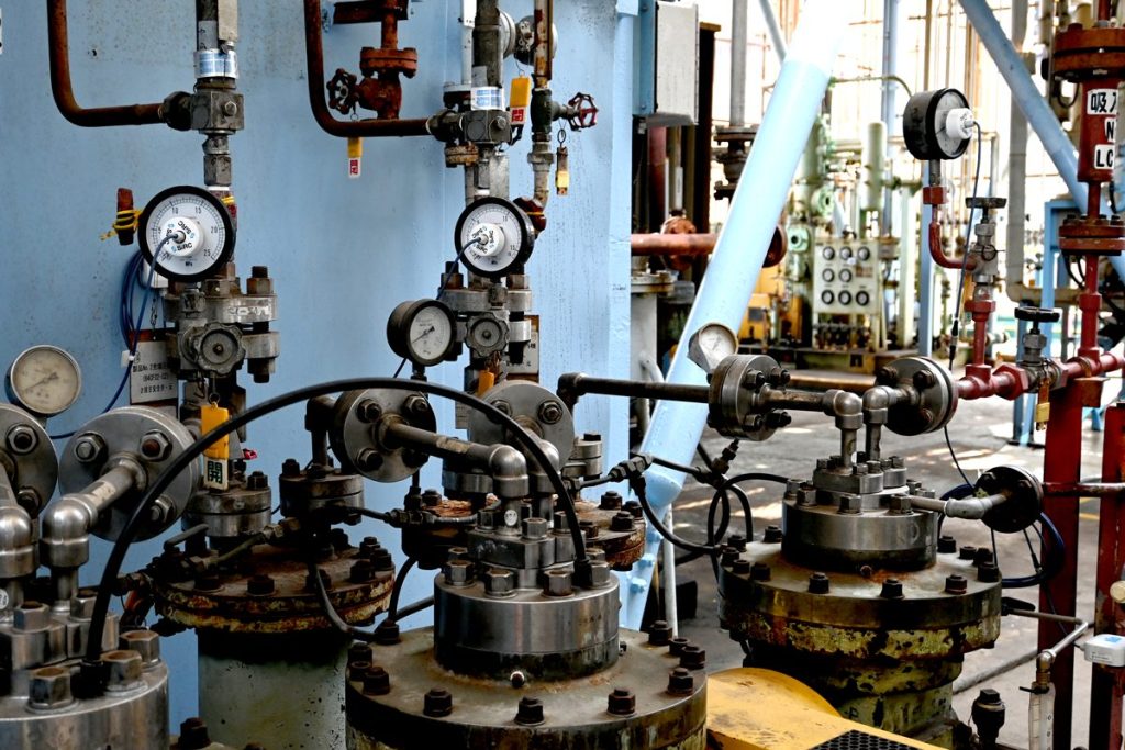 ダイキン工業の化学プラントで使用されているSIRC IoT角度センサの設置風景。点検業務の効率化を実現。