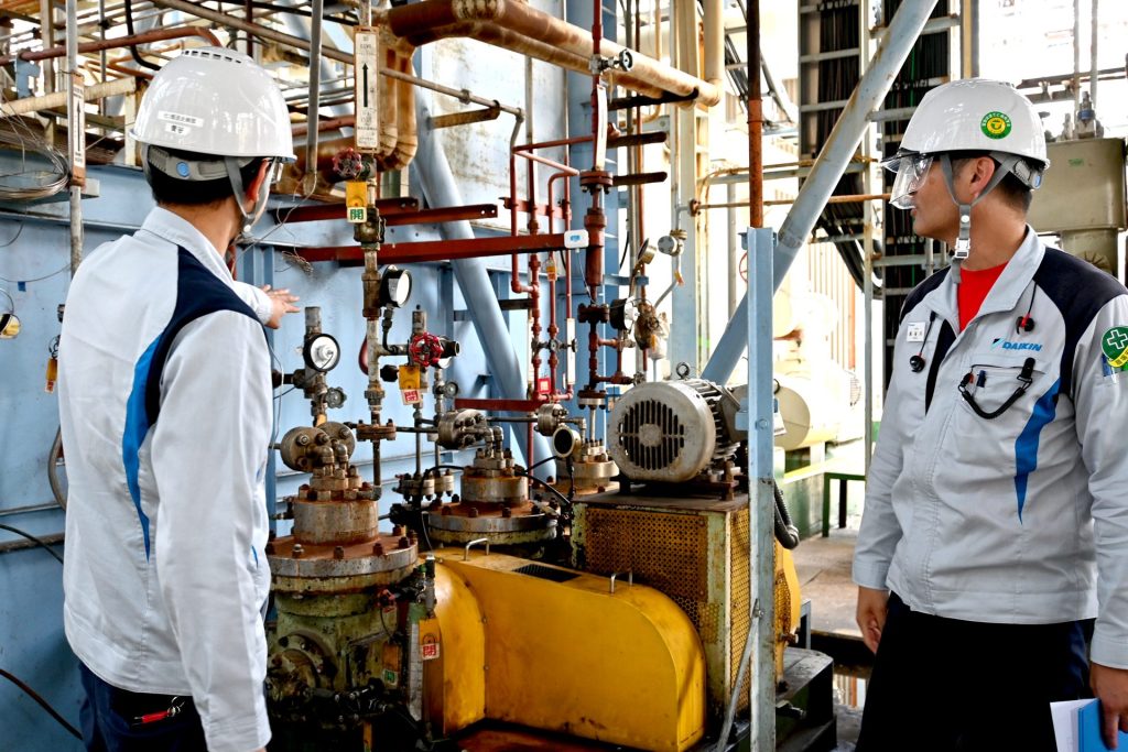 ダイキン工業の化学プラントで使用されているSIRC IoT角度センサの設置風景。点検業務の効率化を実現。