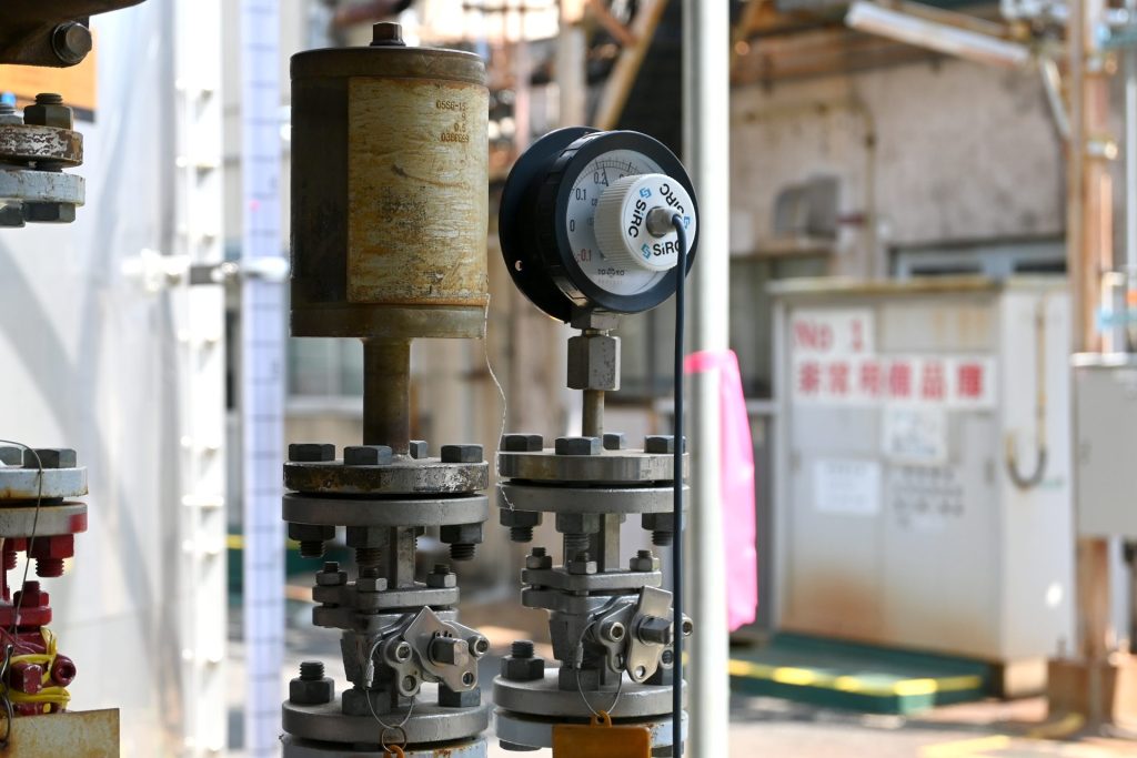 ダイキン工業の化学プラントで使用されているSIRC IoT角度センサの設置風景。点検業務の効率化を実現。