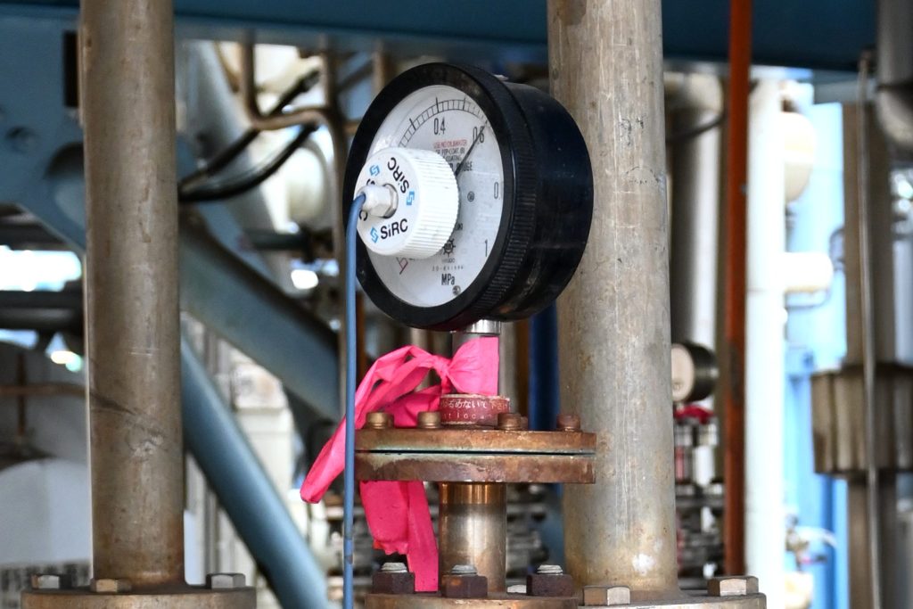 ダイキン工業の化学プラントで使用されているSIRC IoT角度センサの設置風景。点検業務の効率化を実現。