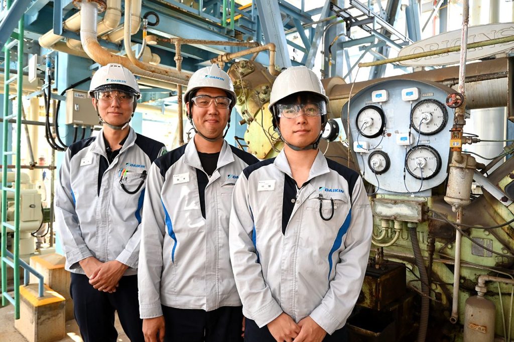 ダイキン工業 化学事業部の岡本様・村田様・青谷様。IoTセンサ導入によるプラント業務効率化の取材時の集合写真。